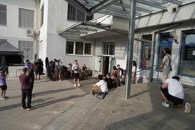 fotografija s snemanja Smrdljivc (2025)