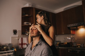 Lea Bole, Miha Rodman on the set of Skoraj polnoč (2020).