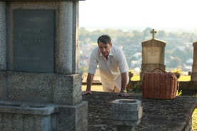 Predrag Manojlović na snemanju filma Cirkus Columbia (2010).