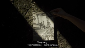 Kader iz filma Obzornik 242 – Sunčane pruge (2023)