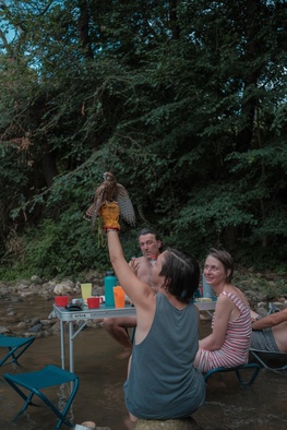 Brand Ferro, Petra Seliškar on the set of Gora se ne bo premaknila (2025).