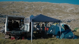 fotografija s snemanja Gora se ne bo premaknila (2025)