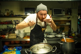 Moamer Kasumović na snemanju filma Nekoč so bili ljudje (2021).