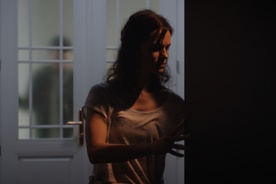 Nika Rozman v filmu Nočko, mami! (2021).