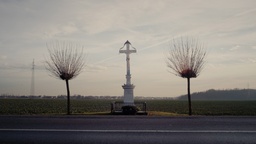 Kader iz filma Pod sveto streho (2025)