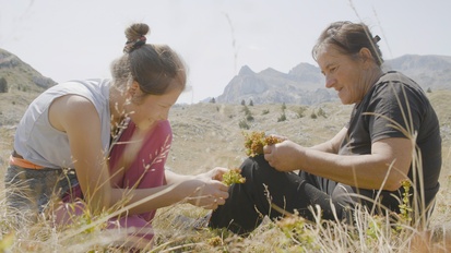 Kader iz filma To Hold a Mountain (2026)