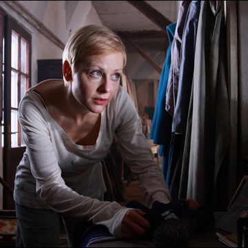 Polona Juh v filmu Lahko noč, gospodična (2011).