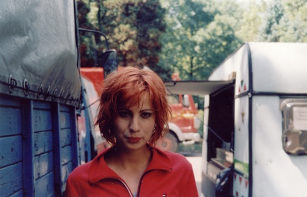 Aleksandra Balmazović v filmu Sivi kamion crvene boje (2003).