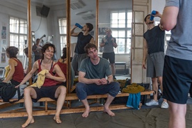 Jure Henigman, Nika Rozman, Matej Zemljič, Timon Šturbej v filmu Izgubljeni sin (2026).