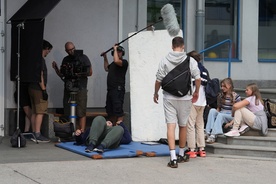 fotografija s snemanja Smrdljivc (2025)