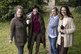 Maja Križnik, Janja Majzelj, Nika Rozman, Jana Zupančič na snemanju filma Zverine (s.d.).