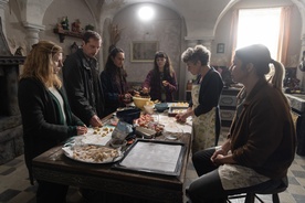 Nataša Burger, Andraž Jug, Maruša Majer, Živa Selan, Raye Spielberg, Ana Urbanc on the set of Plemstvo (s.d.).