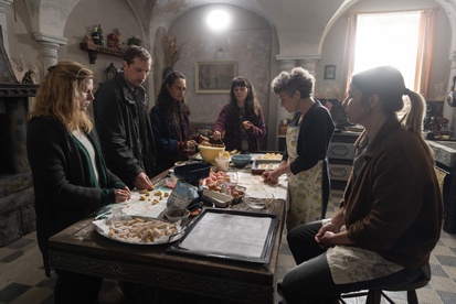 Nataša Burger, Andraž Jug, Maruša Majer, Živa Selan, Raye Spielberg, Ana Urbanc na snemanju filma Plemstvo (s.d.).