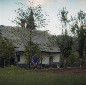 Med zemljo in nebom (2025)