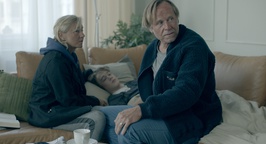 Vanda Hybnerová, Daniel Kadlec, Karel Roden v filmu Rodinný film (2015).