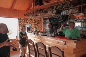 Petra Seliškar on the set of Gora se ne bo premaknila (2025).