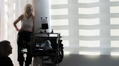 Polona Juh na snemanju filma Azra (s.d.).