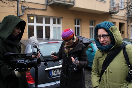 Miona Bogović, Gaia Novati, Marta Popivoda na snemanju filma Jaz sem Janez Janša (2012).