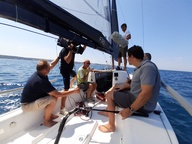 fotografija s snemanja Morjepisci (2025)