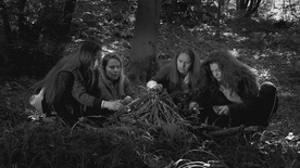 Diana Kolenc, Tanja Potočnik, Alenka Tetičkovič, Ana Urbanc v filmu Juha z arzenikom (2025).