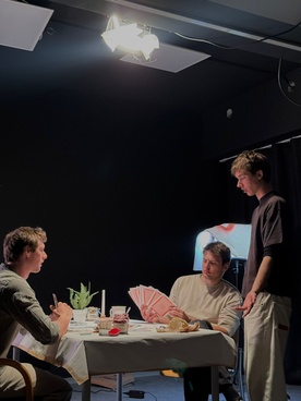 fotografija s snemanja Kjer miza stoji (2026)