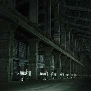 Still frame Človek s senco (2019)