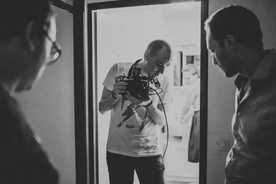 Jan Fabris on the set of Skoraj polnoč (2020).