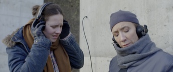 Mojca Funkl, Alja Krhin v filmu Poslušalka mostov (s.d.).