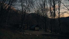 Kader iz filma Drežniška koza in njeni ljudje (2025)