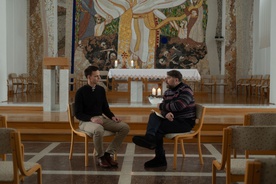Luka Novak, Peter Čemažar v filmu 50 skladb, ki so nas zapele: Glej, zvezdice božje (2023).