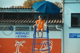 Eva Jesenovec v filmu Ne bom več luzerka (2018).