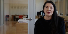 Marina Abramović v filmu Nikola Tesla, valovi prihodnosti (2024).