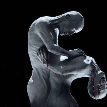 Still frame Človek s senco (2019)