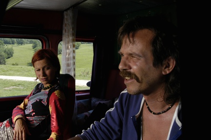 Aleksandra Balmazović v filmu Sivi kamion crvene boje (2003).