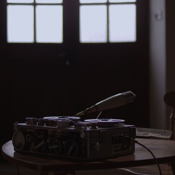 Still frame Križ in kladivo (2015)