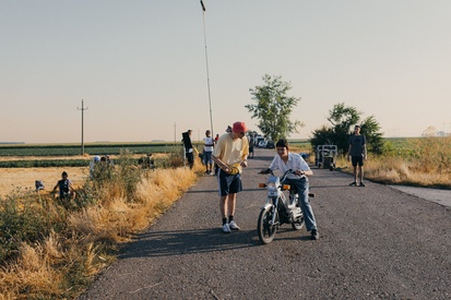 Áron Horváth Botka on the set of Izgubljena leta (s.d.).