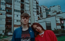 Rok Boštjančič, Aneja Tovornik v filmu Kokosy ~ Ljubezen oveni (2025).