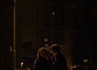 Urban Kuntarič, Lara Wolf Završnik v filmu Dekle noči (2025).