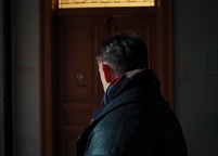 Luka Seražin v filmu Kako je pozvonilo, ko me ni bilo doma (2025).