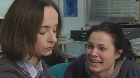 Veronika Drolc, Beti Strgar v filmu Podpišite tukaj (2017).