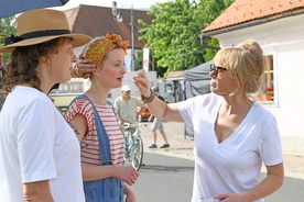 Mojca Gorogranc Petrushevska, Ajda Smrekar na snemanju filma Glavonja (s.d.).