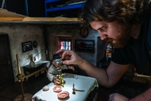 Domen Sajovic na snemanju filma Močerad (s.d.).