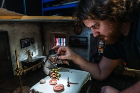 Domen Sajovic na snemanju filma Močerad (s.d.).