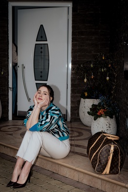 Neja Čušin na snemanju filma Legenda o bejbi (2024).