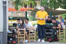 Rok Bohinc na snemanju filma Smrdljivc (2025).