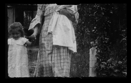 Božena Grosman, Matilda Grossmann v filmu Na domačem vrtu (1906).