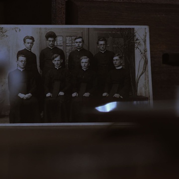 Still frame Križ in kladivo (2015)