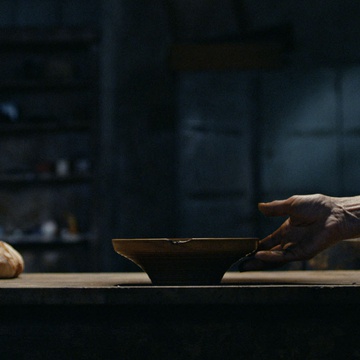 Still frame Človek s senco (2019)