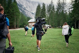 fotografija s snemanja Viharnik z roba, 100 let Skalašev (2023)