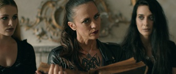 Katarina Stegnar v filmu Prekletstvo Valburge (2019).